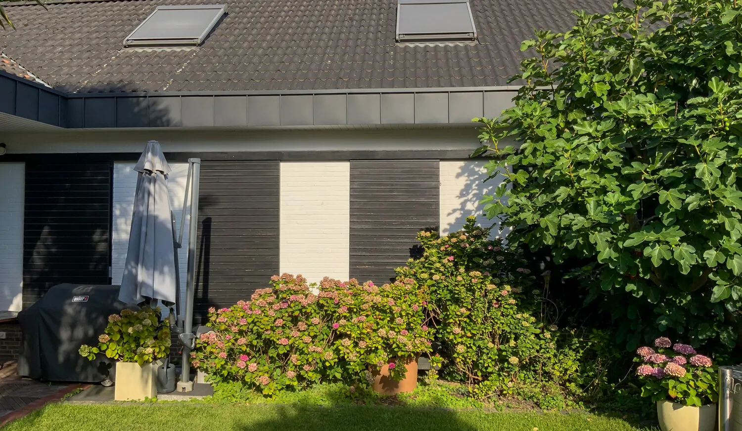seitlicher Gebäudeteil mit Sonnenschutz