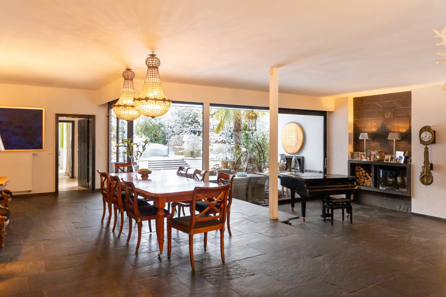 Essbereich mit Blick zur Terrasse