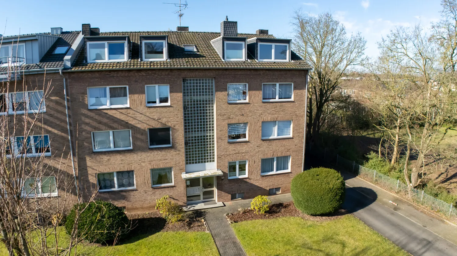 Modernisiertes Mehrfamilienhaus mit großzügigen Balkonen und weitläufigem Grundstück