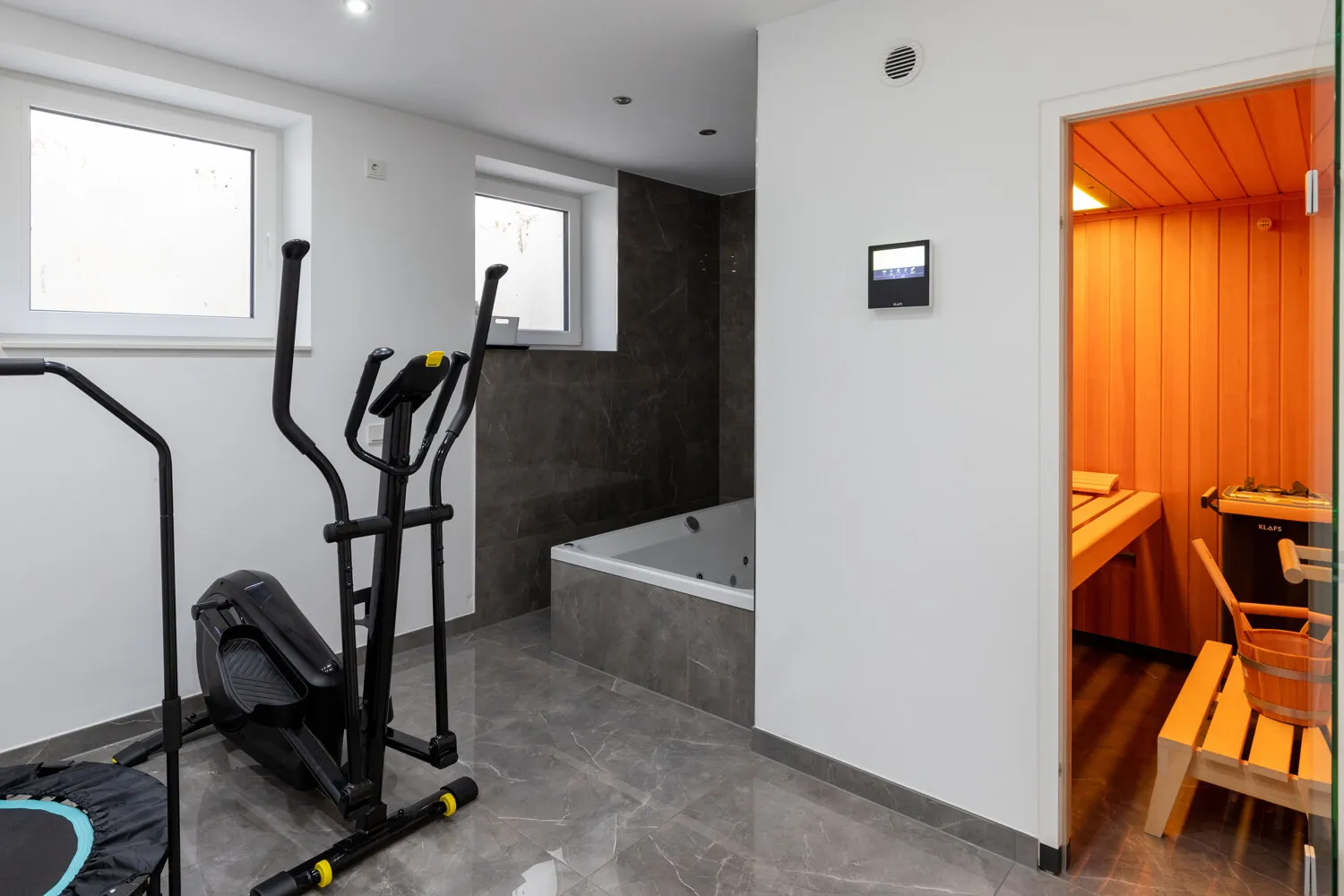 Wellness mit Lichtsauna und Whirlpoolwanne