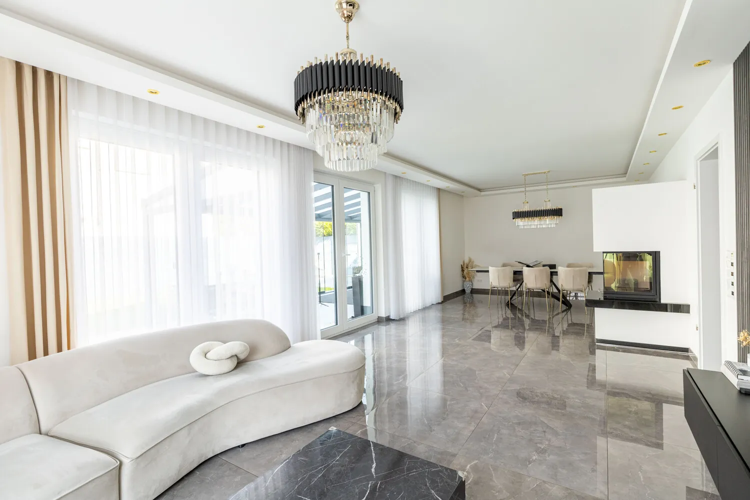 Großzügiges Wohnzimmer