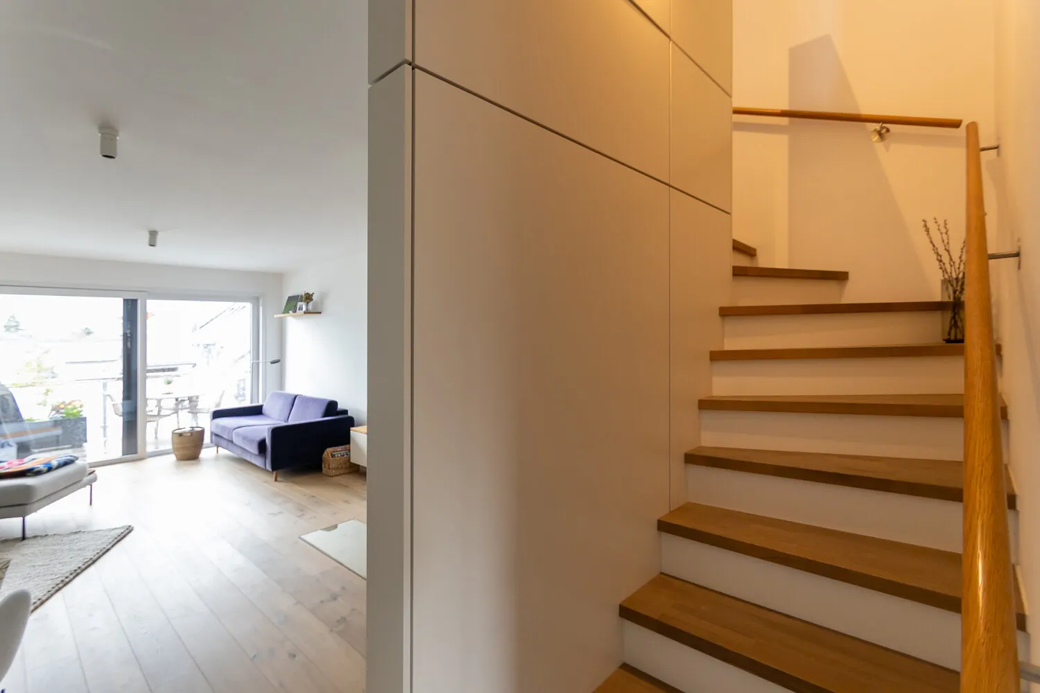 Treppenaufgang mit Einbauschrank
