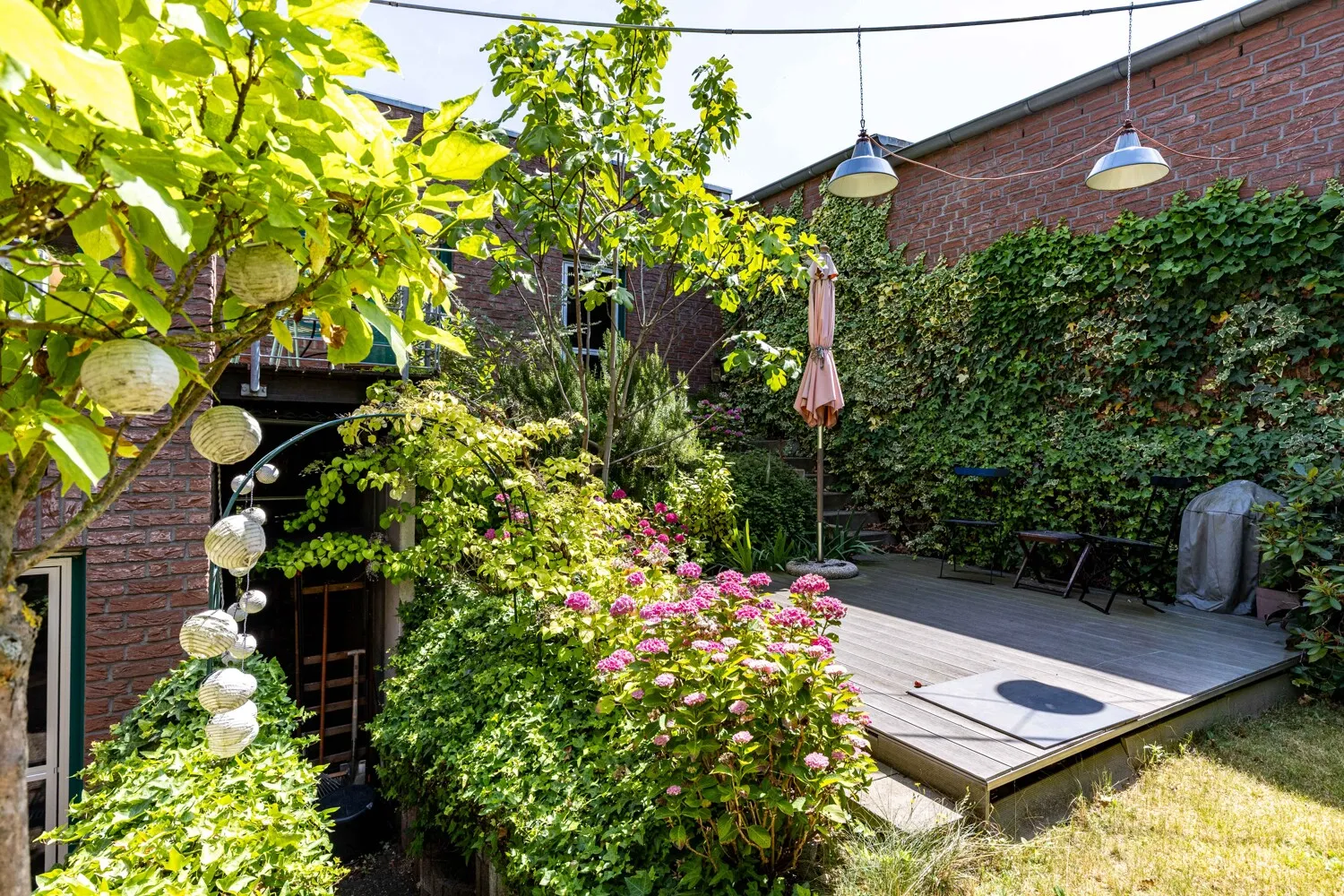 Garten und Terrasse mit Treppe zur unteren Terrasse