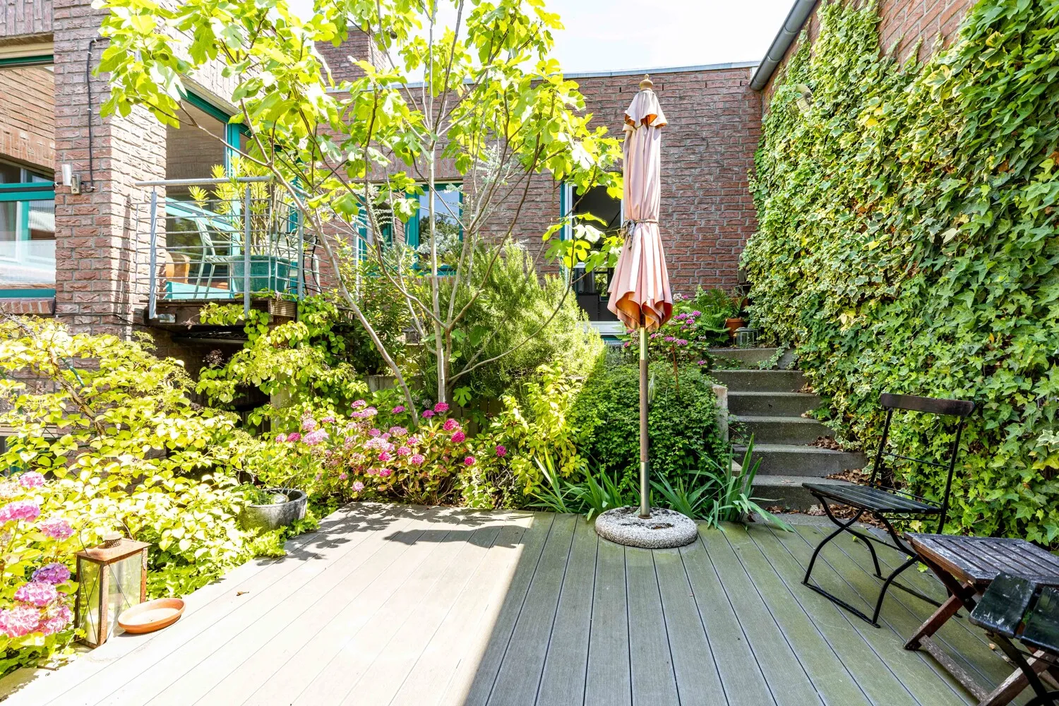 obere Terrasse und Blick zu Küche und Wohnzimmer