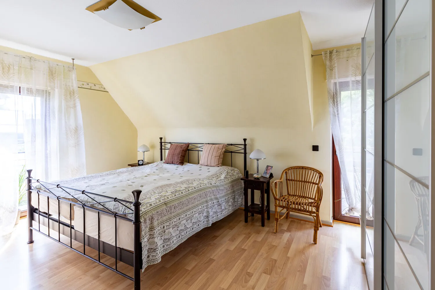 Schlafzimmer mit Balkon und Dachterrasse
