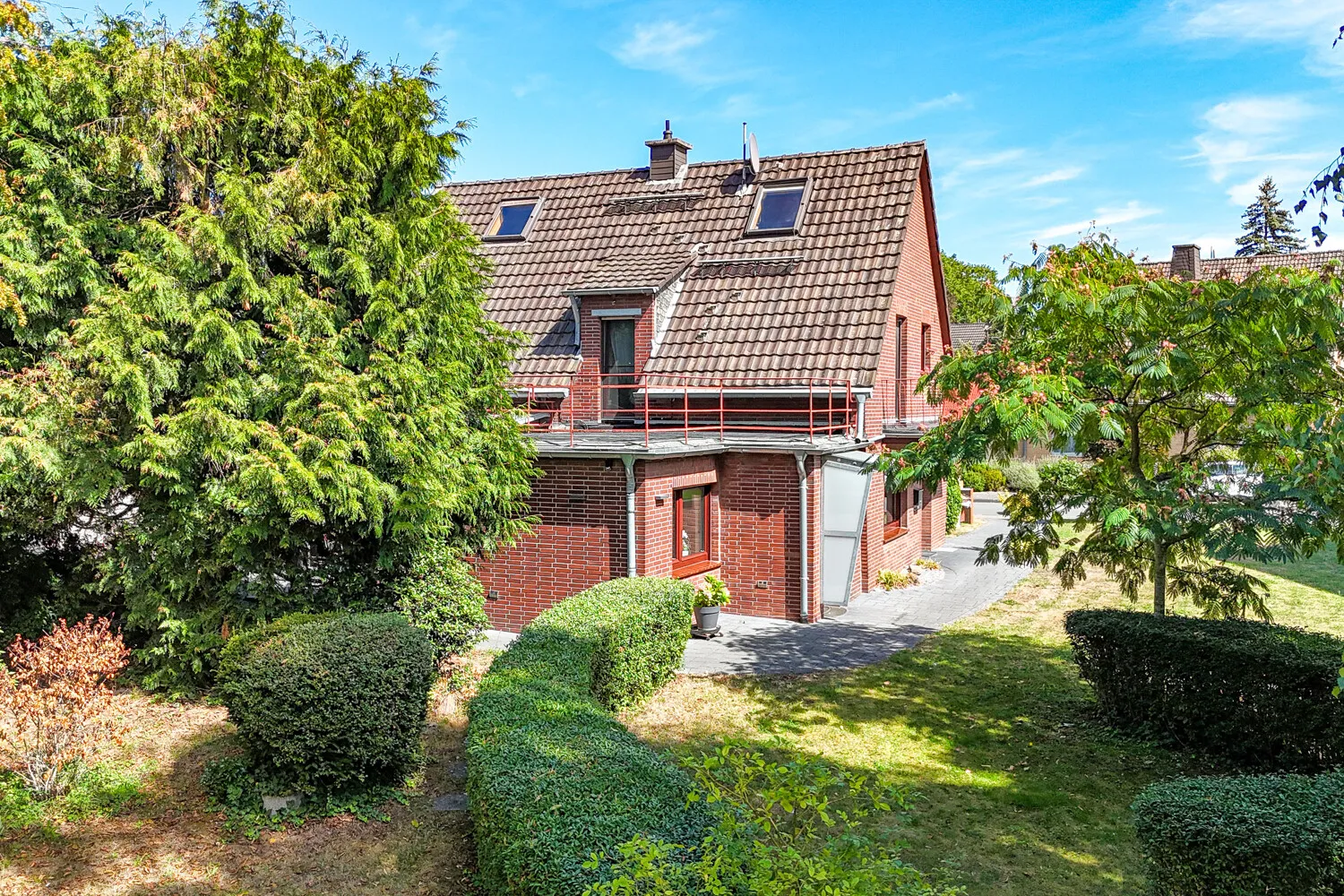 Rückwärtige Ansicht mit Anbau und Dachterrasse