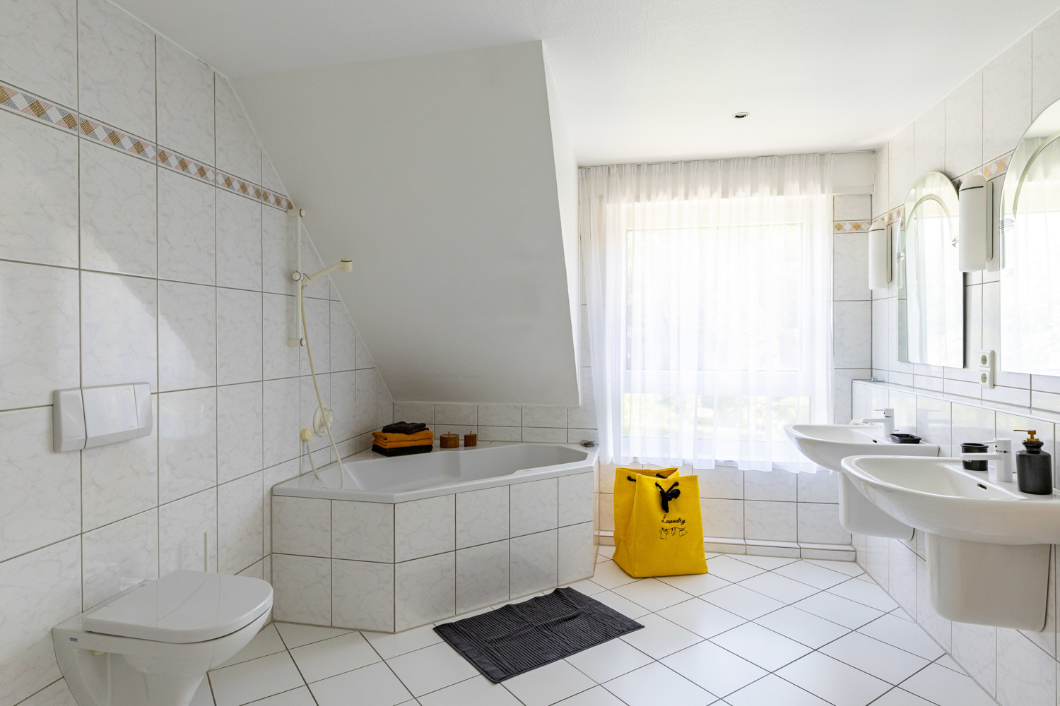 großes Tageslicht-Bad im OG mit Wanne und Dusche