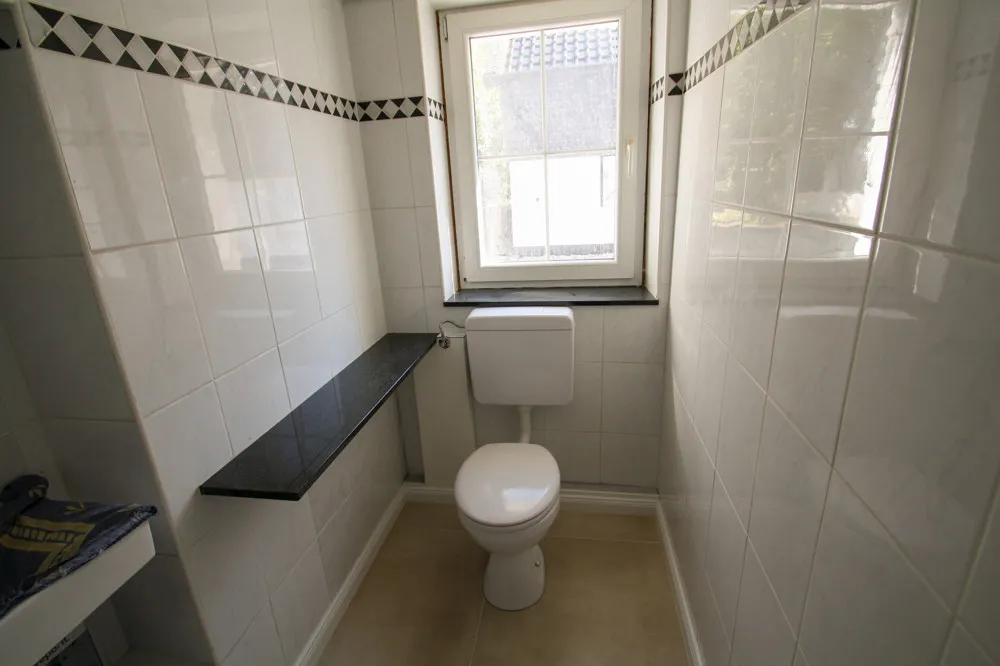 separates WC
