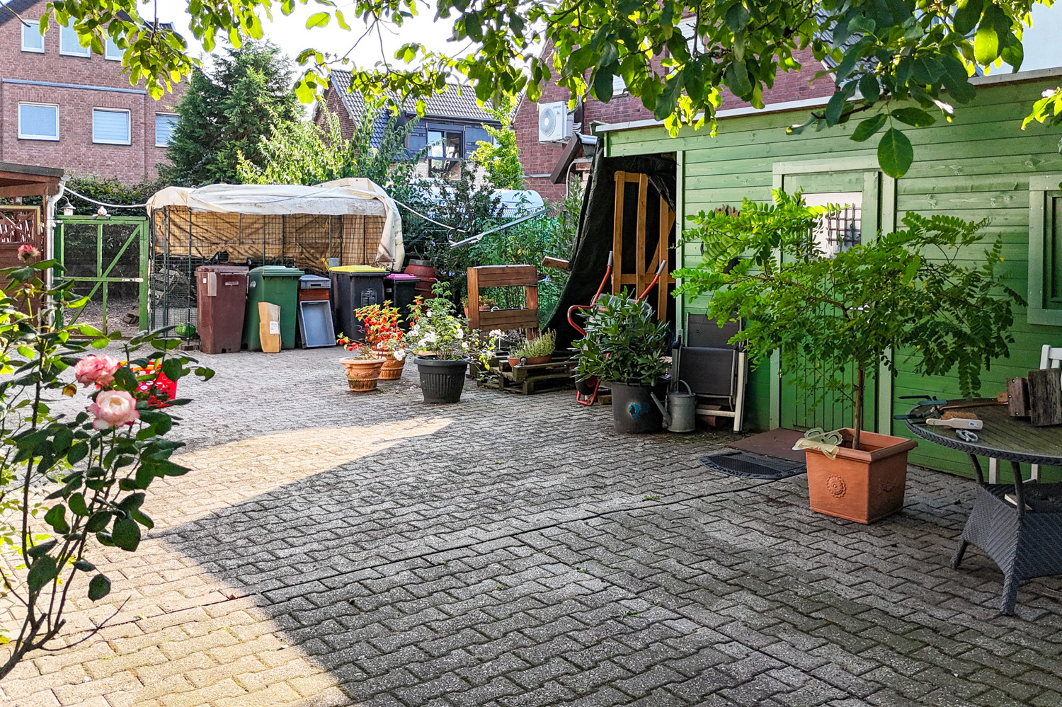 Garten mit Hühnerstall und Carport