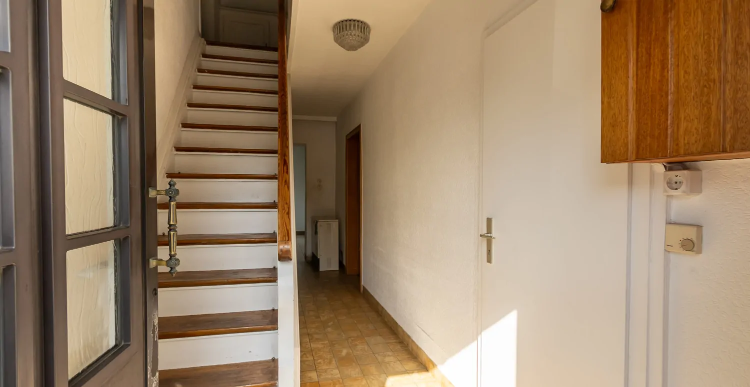 Eingang mit Holztreppe zum Dachgeschoss