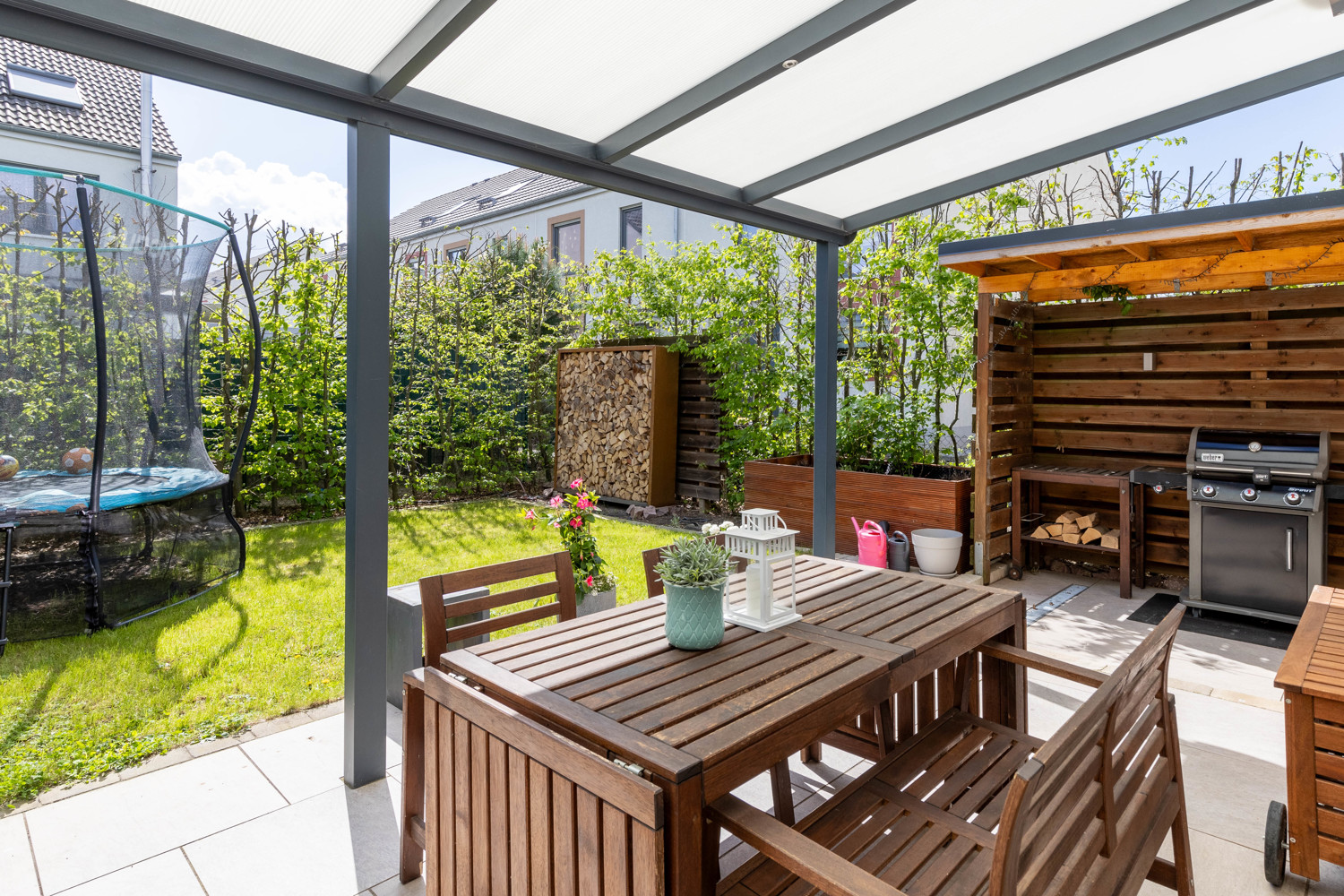 Garten mit überdachter Terrasse