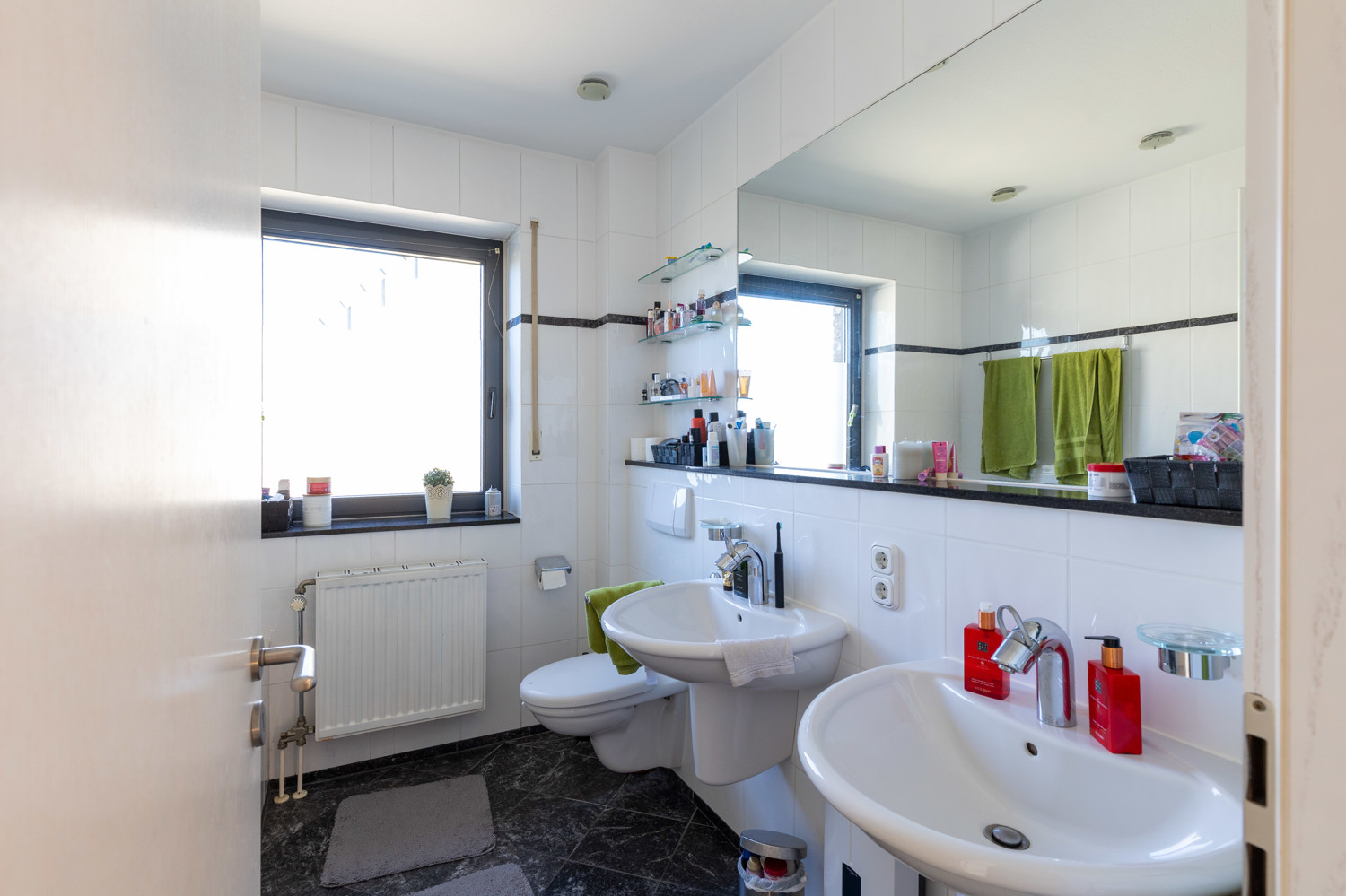 Tageslicht-Bad im OG mit Wanne und Dusche