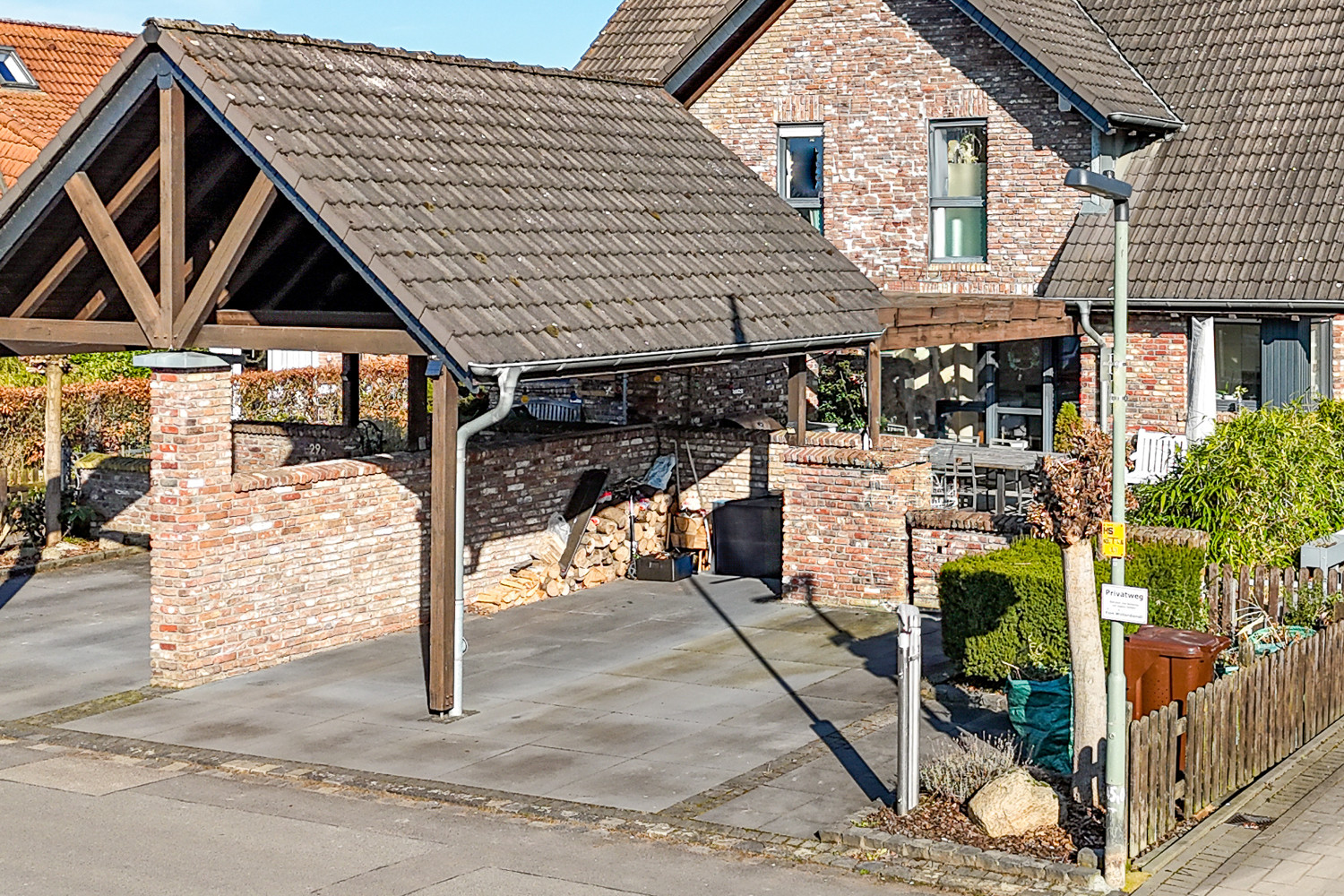 Carport und Stellplatz