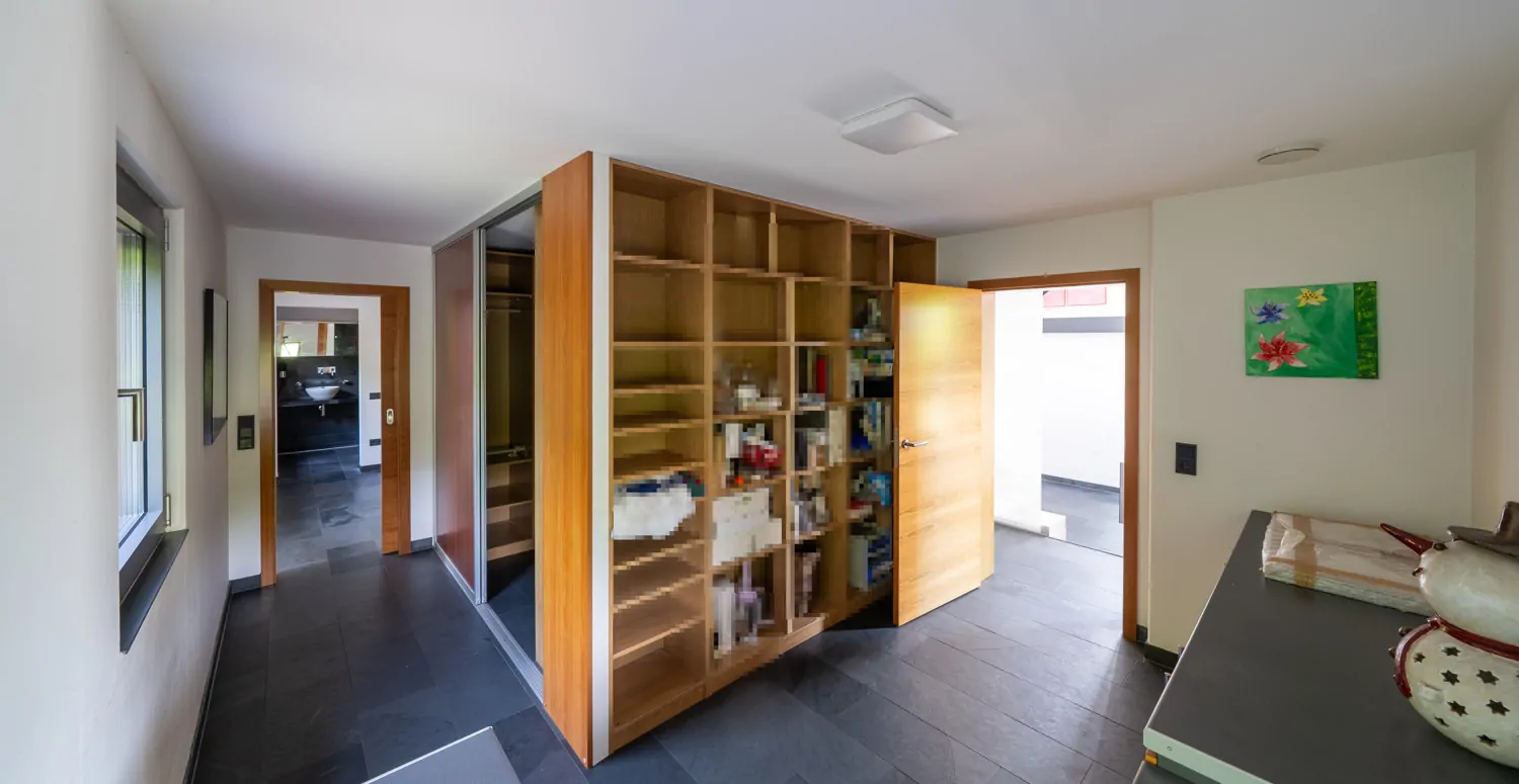 Arbeitszimmer mit Blick Richtung Schlafzimmer