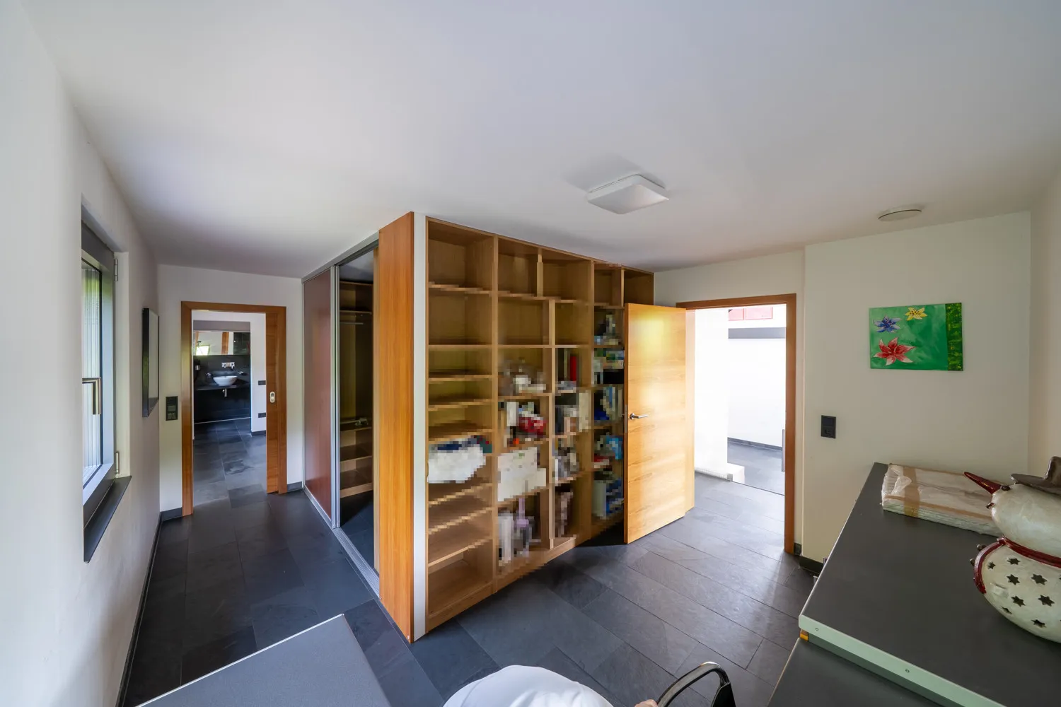 Arbeitszimmer mit Blick Richtung Schlafzimmer