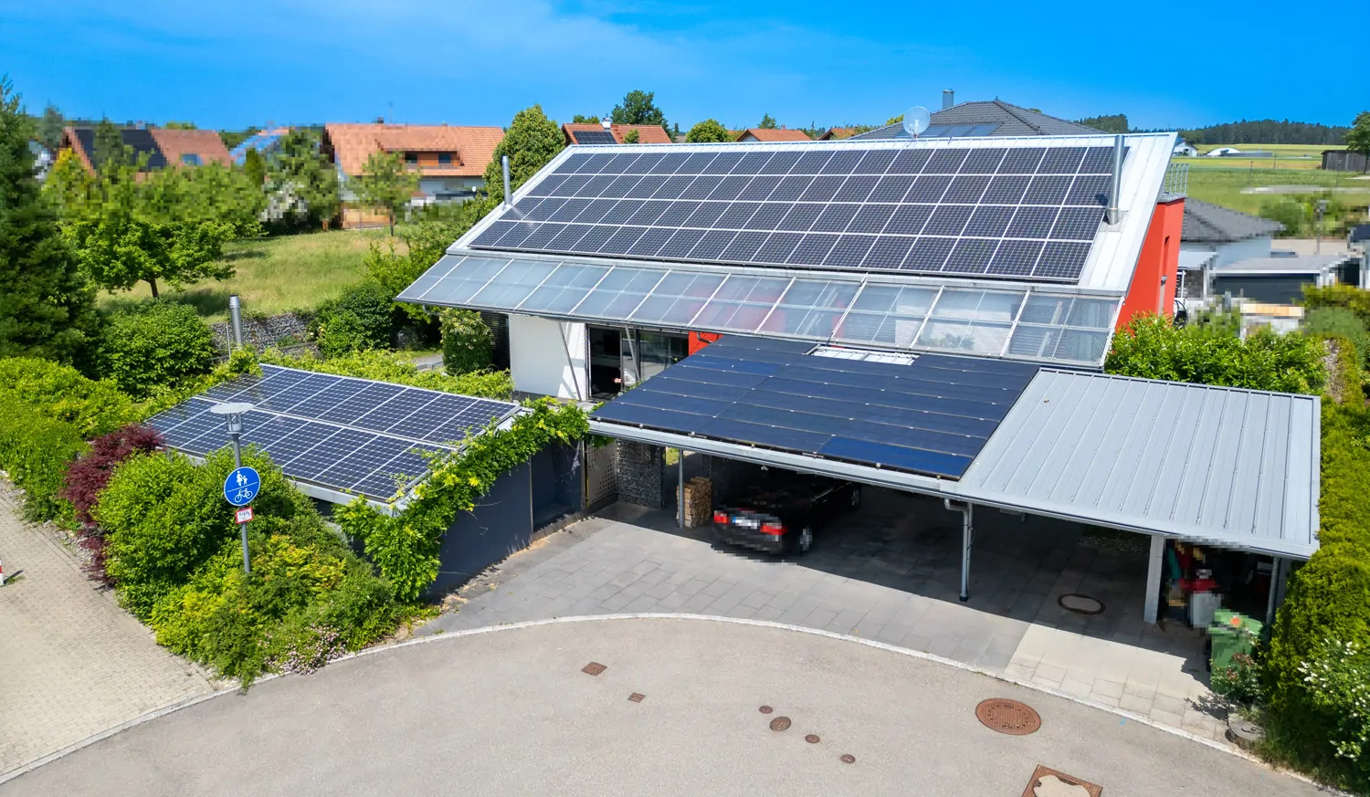 Luftaufnahme Wohnhaus mit Carports