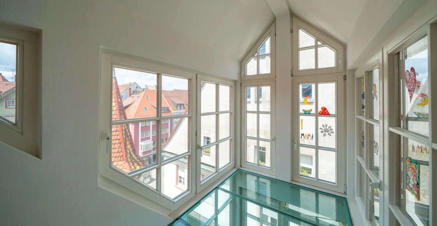 Gaube mit Stadtblick