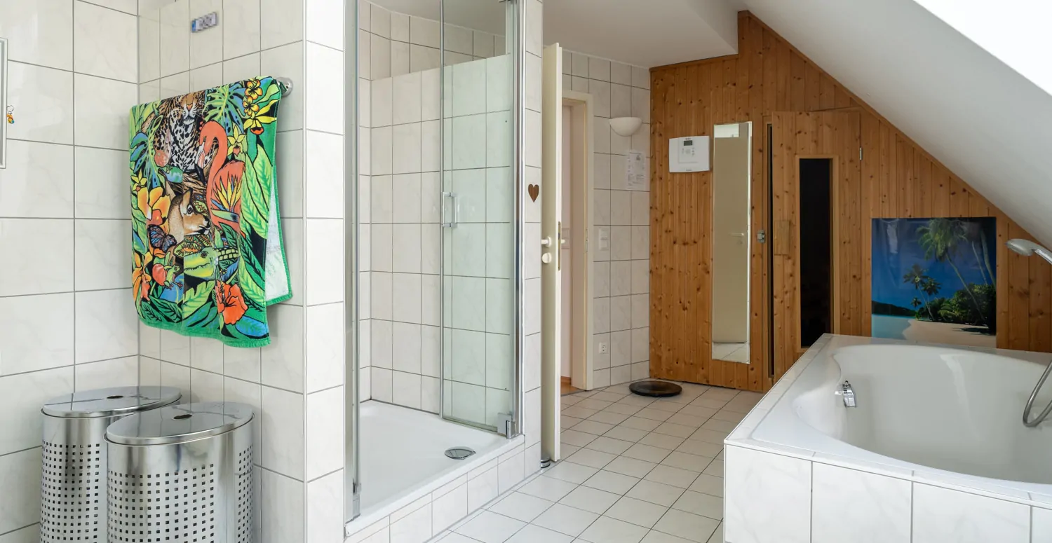 Bad mit Wanne und Dusche