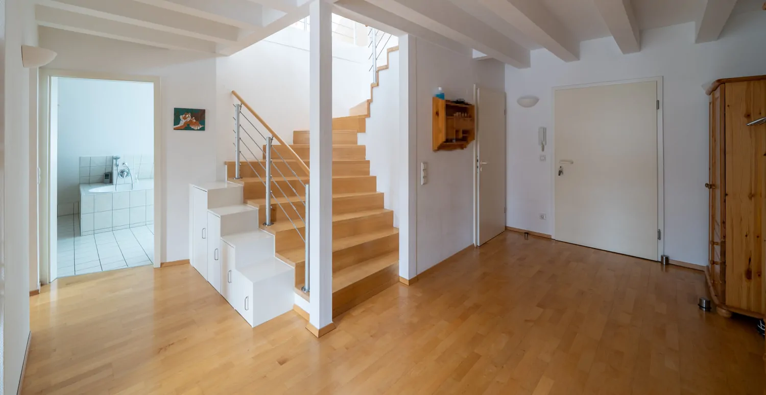 Flur mit sep. Abstellraum unter der Treppe