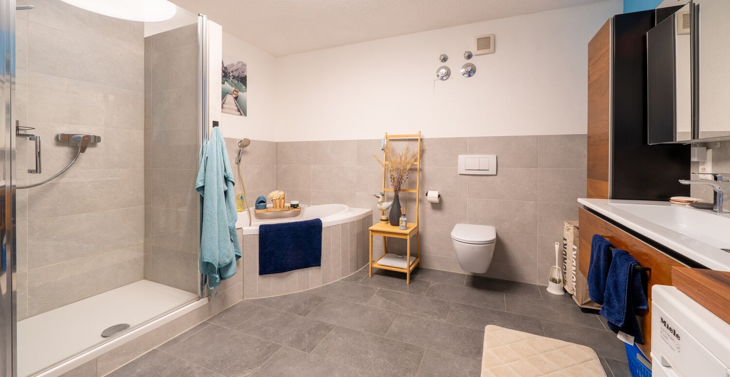 Bad mit Wanne und Dusche