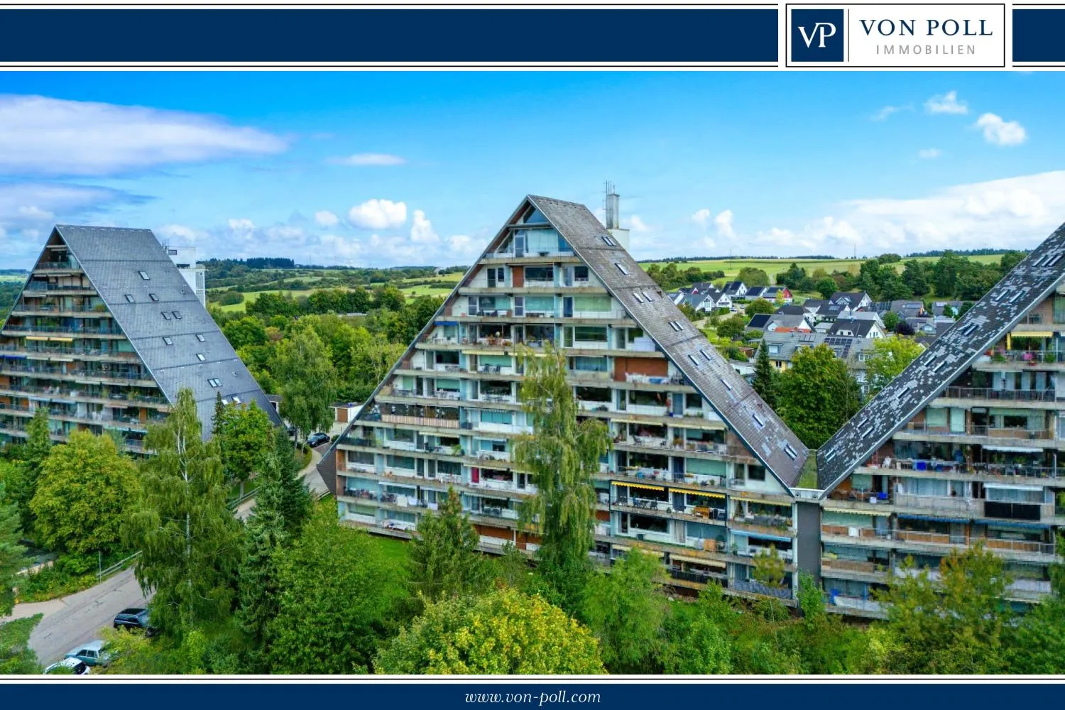 Apartamento de 4 habitaciones espacioso y modernizado en VS-Marbach, con encanto y vistas panorámicas desde el balcón.