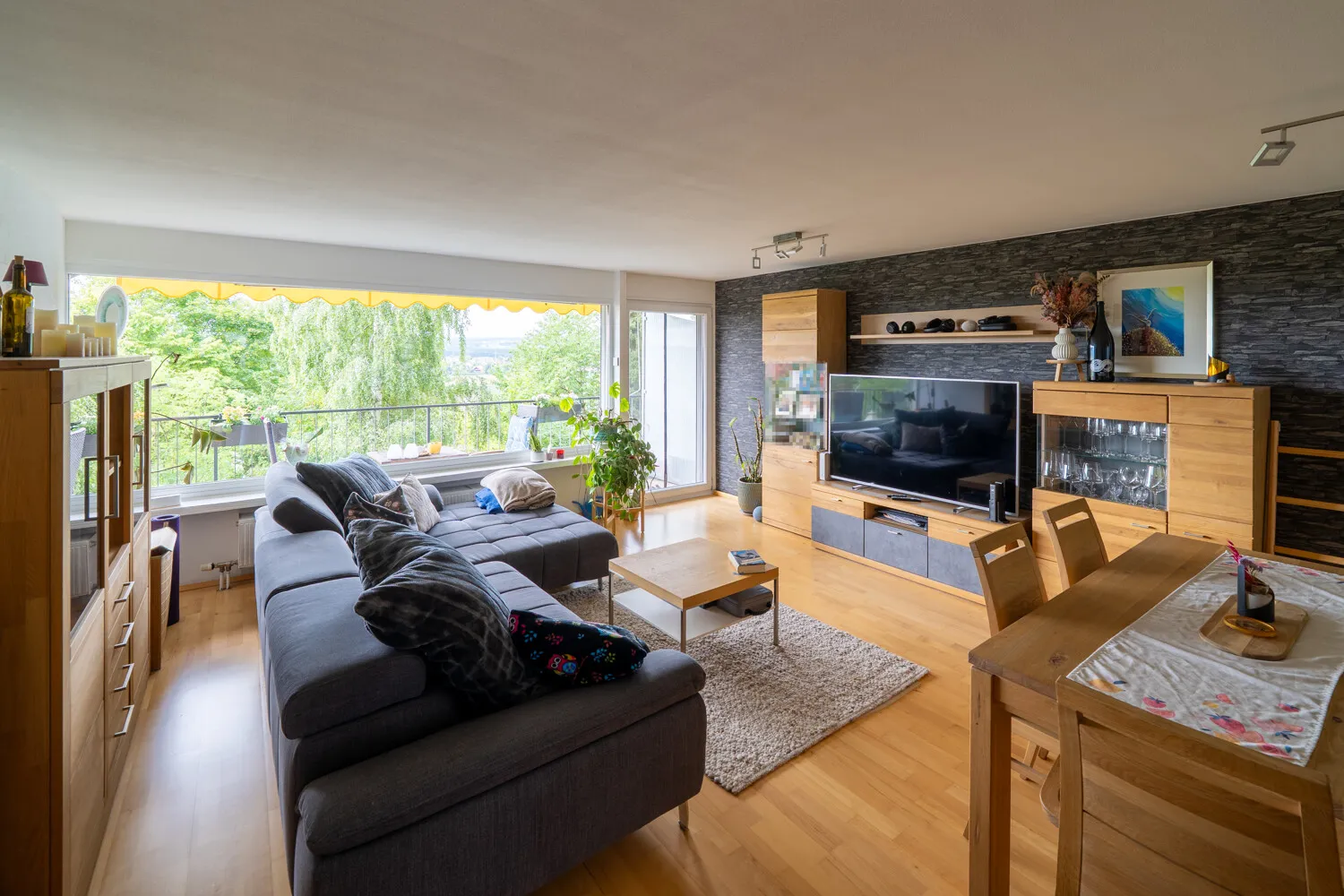 Apartamento de 4 habitaciones espacioso y modernizado en VS-Marbach, con encanto y vistas panorámicas desde el balcón.