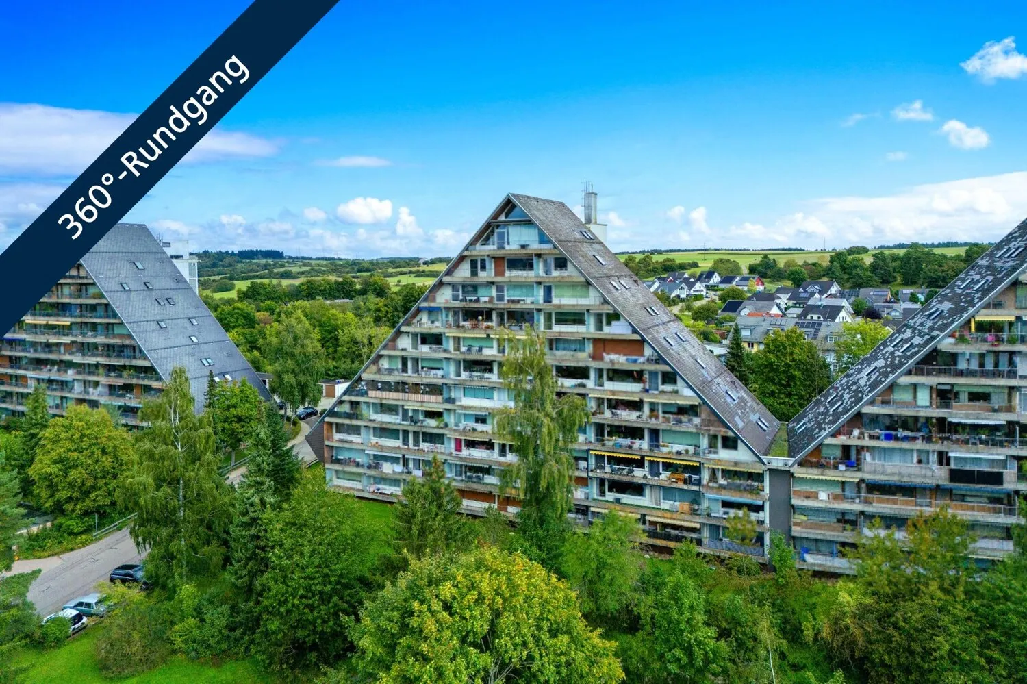 Apartamento de 4 habitaciones espacioso y modernizado en VS-Marbach, con encanto y vistas panorámicas desde el balcón.