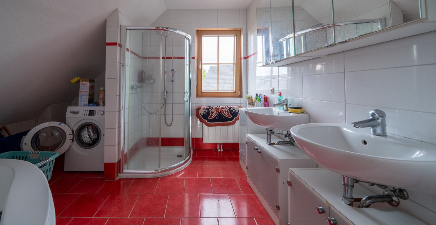 Bad mit Eckbadewanne und Dusche
