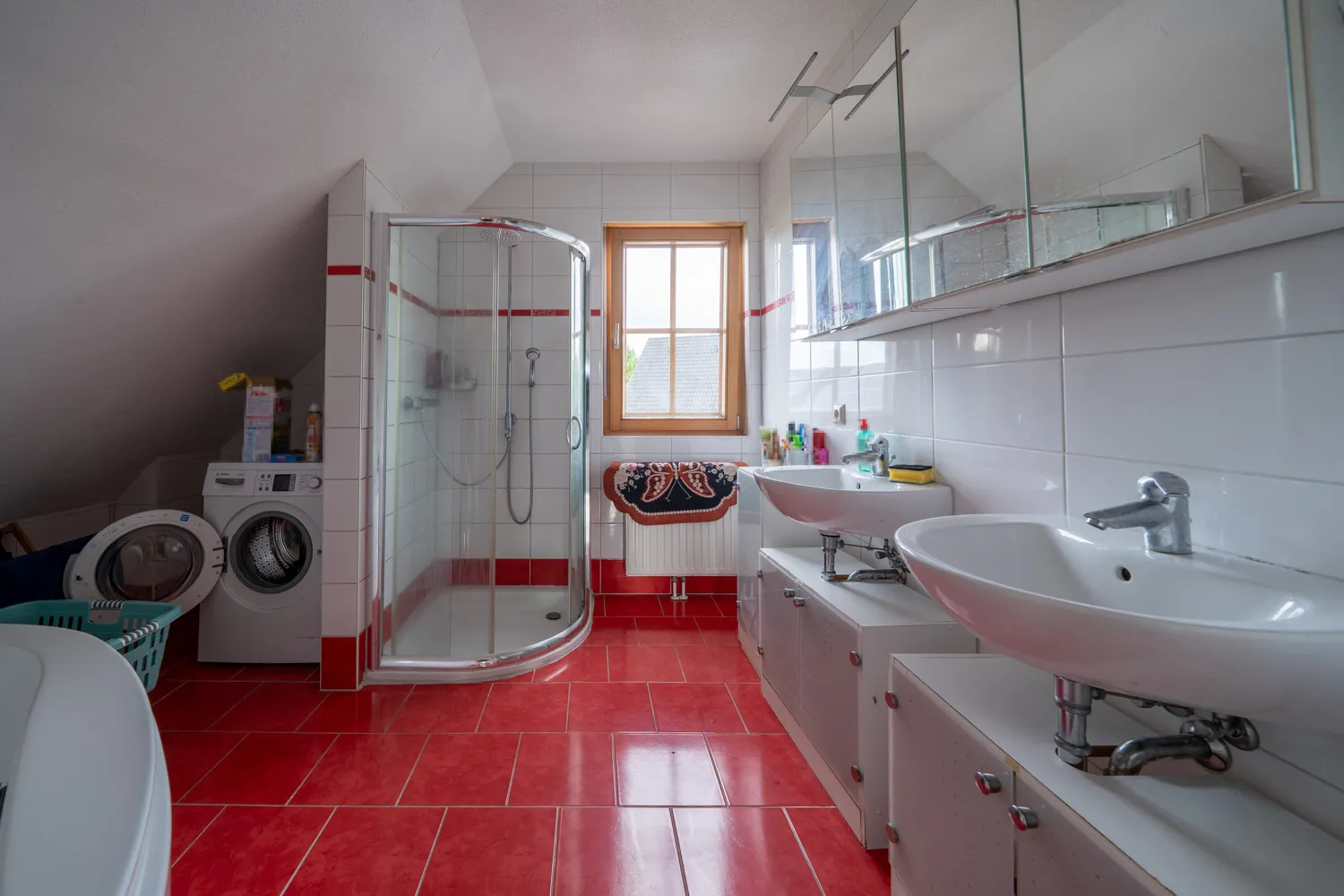 Bad mit Eckbadewanne und Dusche