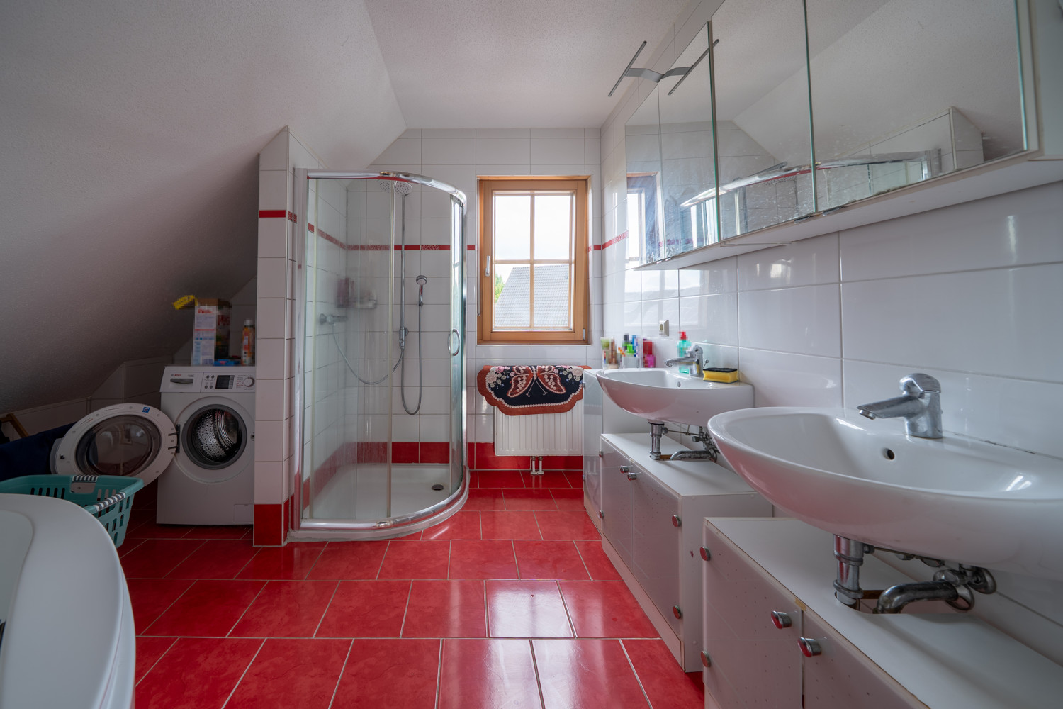 Bad mit Eckbadewanne und Dusche