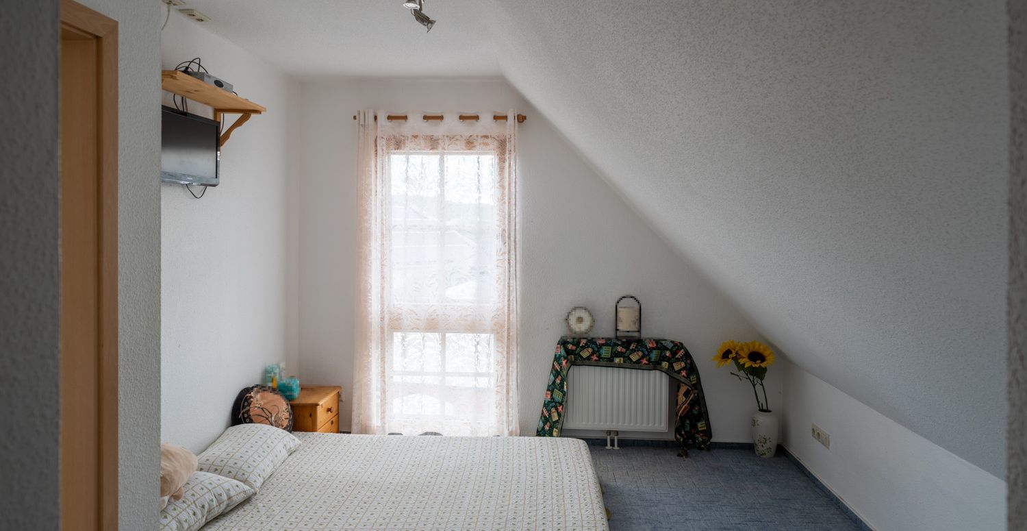 Schlafzimmer mit angrenzender Ankleide