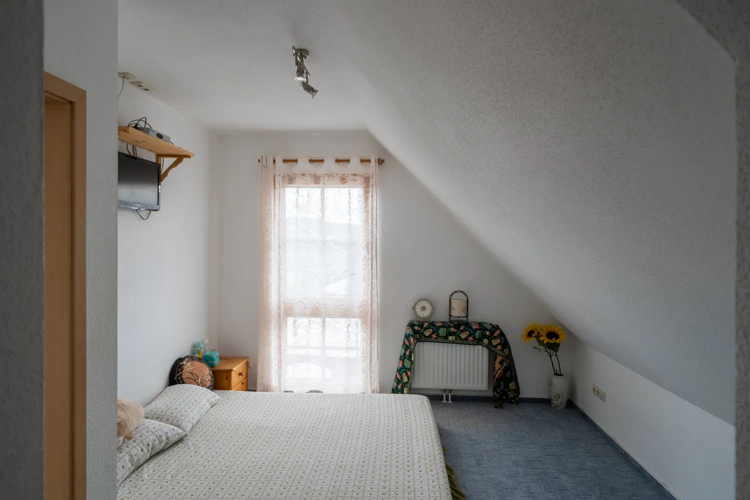 Schlafzimmer mit angrenzender Ankleide