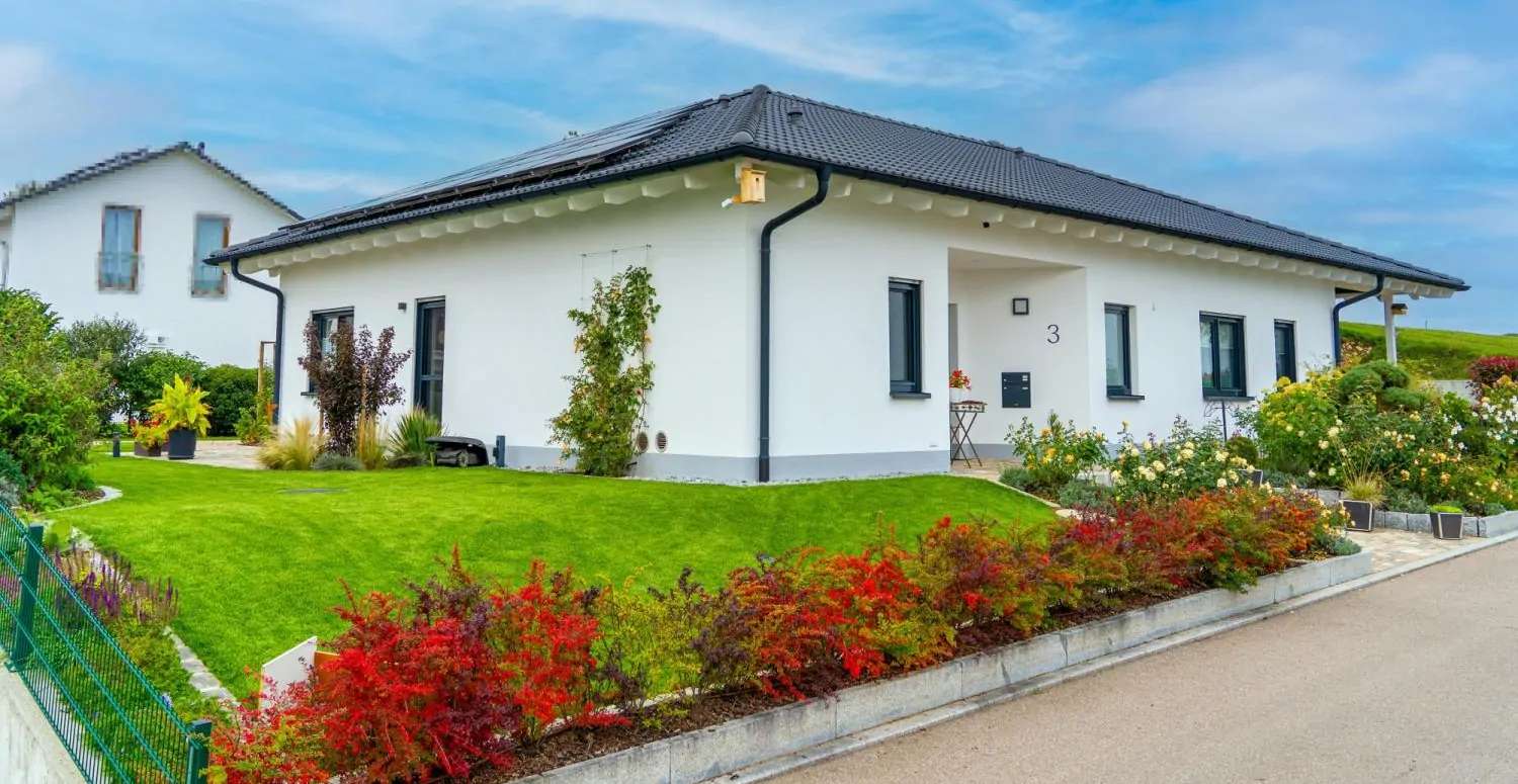 Barrierefreier Neubau-Bungalow - über 70 % energieautark - Smart Home, PV & stilvolle Gartenanlage