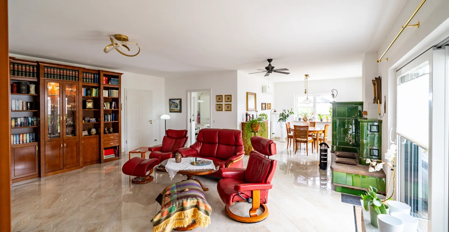 geräumiges Wohnzimmer