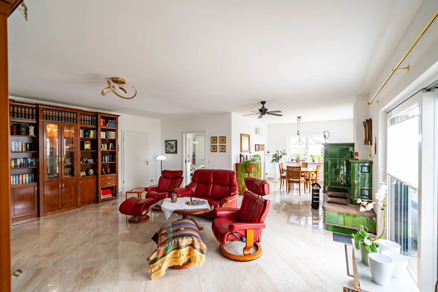 geräumiges Wohnzimmer