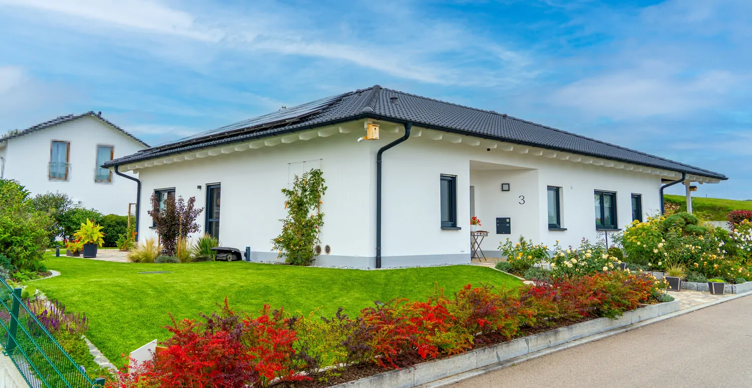 Barrierefreier Neubau-Bungalow - über 70 % energieautark - Smart Home, PV & stilvolle Gartenanlage