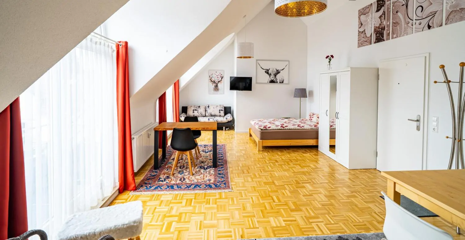 Renovierte und voll ausgestattete 1-Zimmer-Dachgeschoss-Wohnung in VS-Villingen - zentral und modern