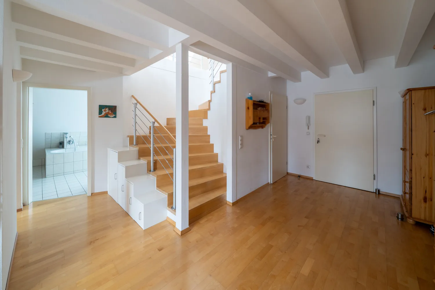 Flur mit sep. Abstellraum unter der Treppe