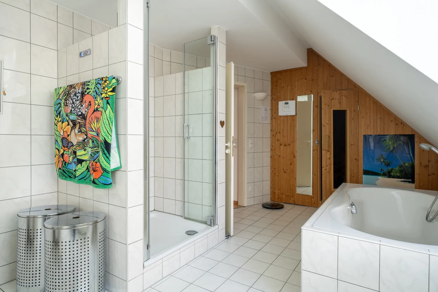 Bad mit Wanne und Dusche