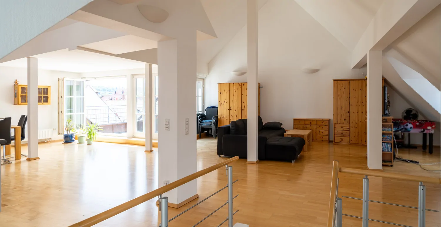 lichtdurchfluteter Wohnbereich