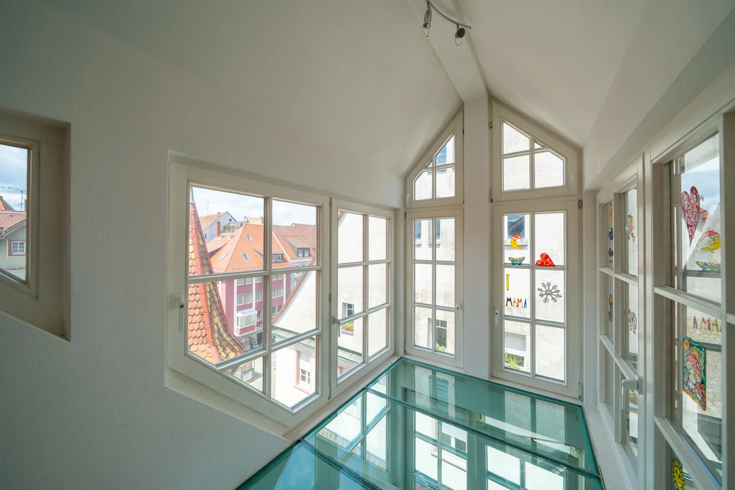 Gaube mit Stadtblick