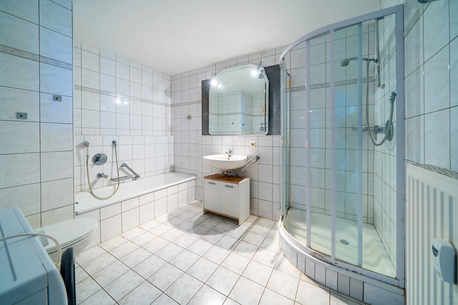 Bad mit Wanne und Dusche