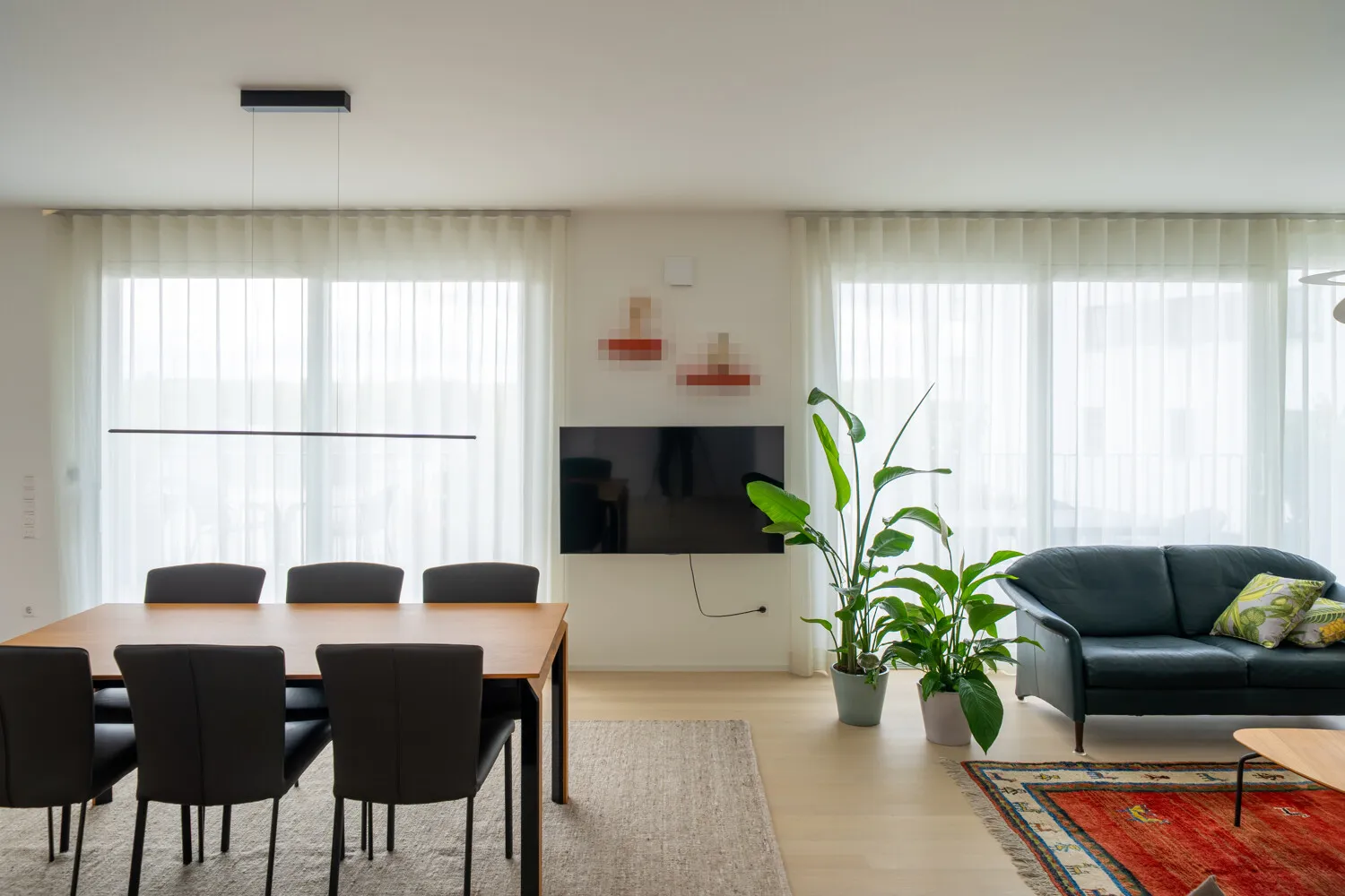 Wohnraum mit Terrassenzugängen