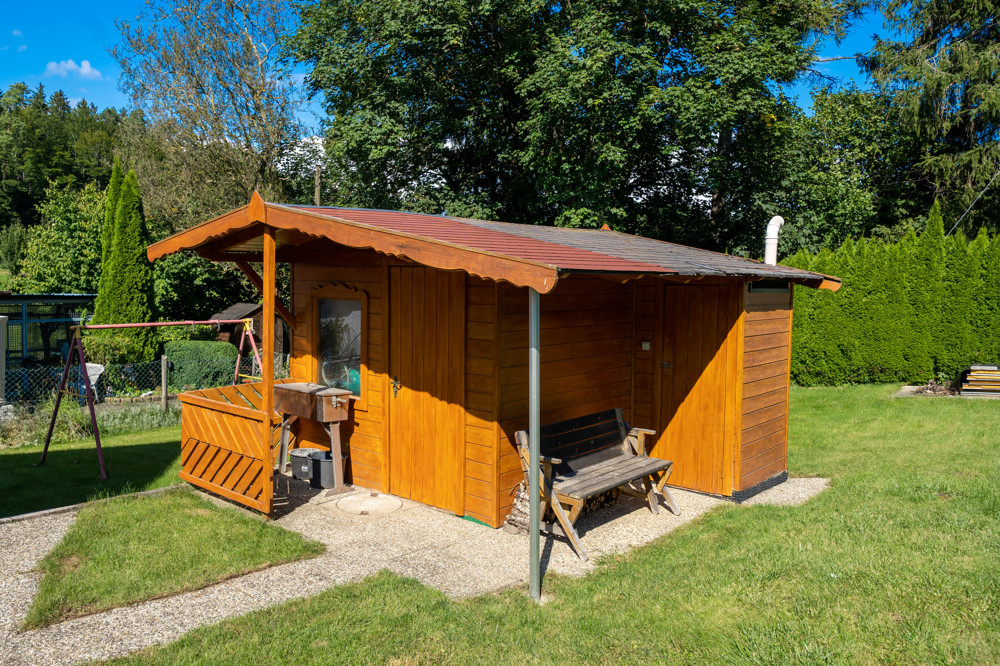 großer Schuppen mit Toilettenraum