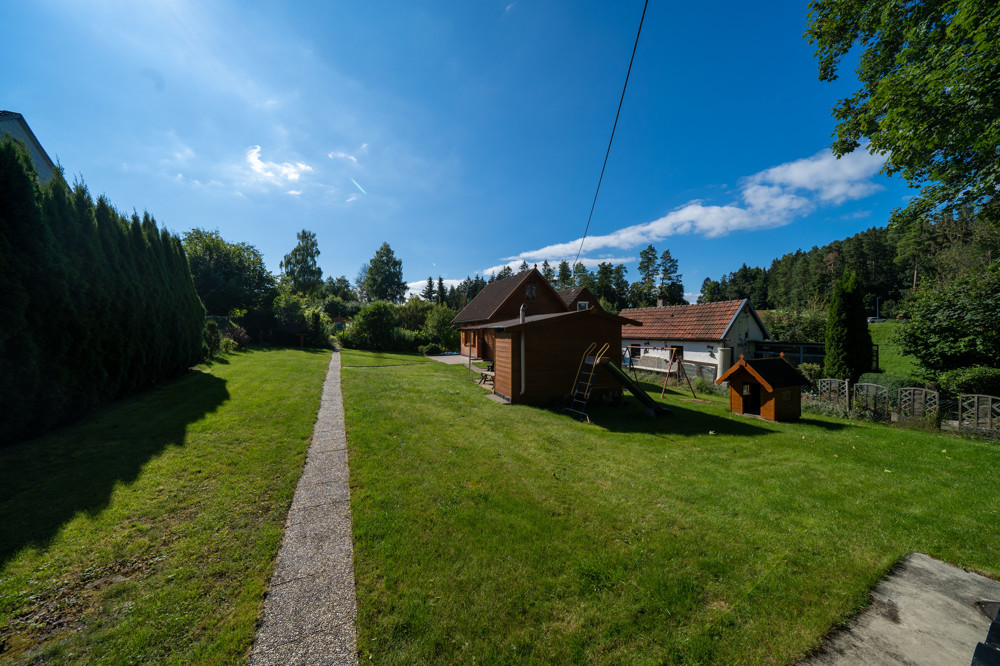 Garten aus dem Blickwinkel der Zufahrt