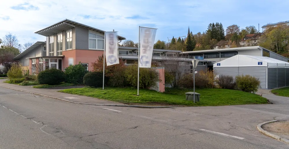 Blick auf den Gebäudekomplex