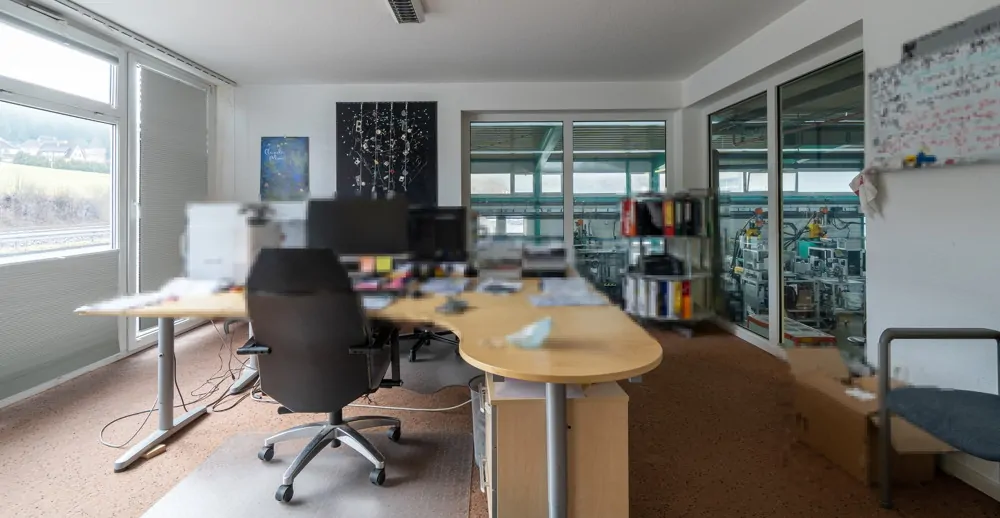 großes Büro in erhöhtem Geschoss