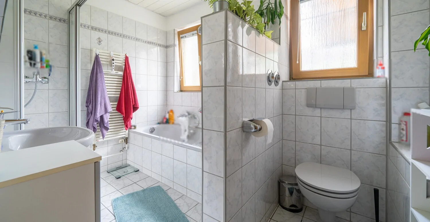 EG - Bad mit Wanne und Dusche