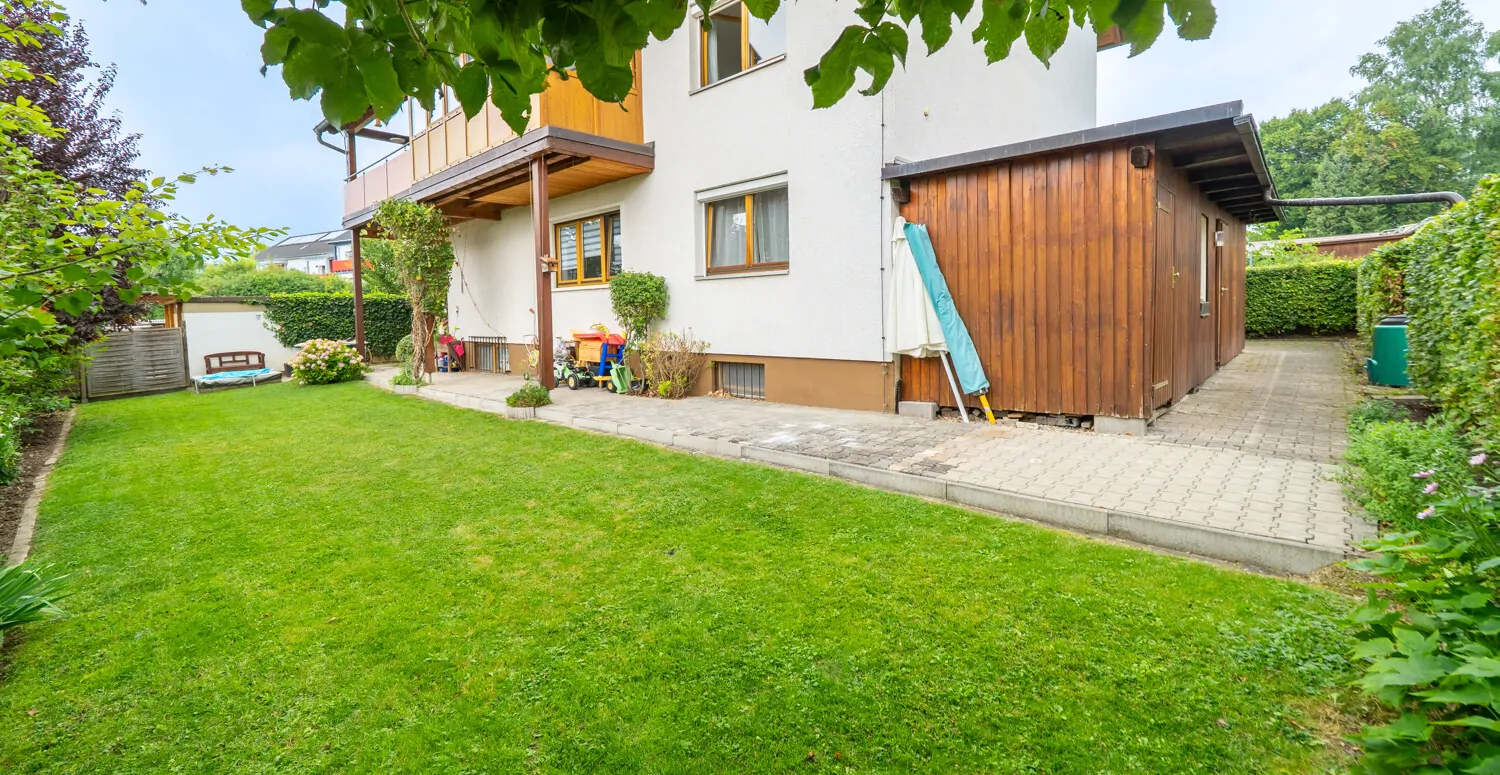 großer Schuppen hinterm Haus