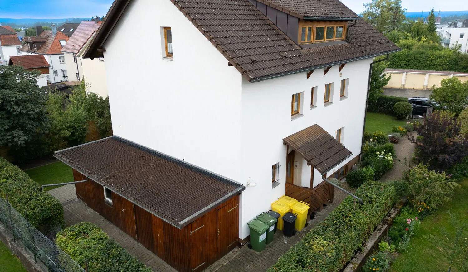 Luftaufnahme Eingang und Gebäuderückseite